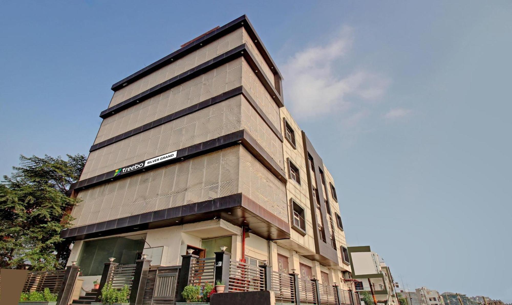 Treebo Silver Grand New Agreement Lucknow Buitenkant foto